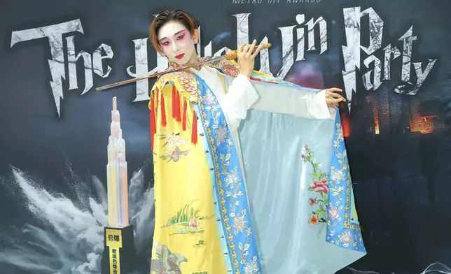 張進翹以古裝扮相成為全場焦點。