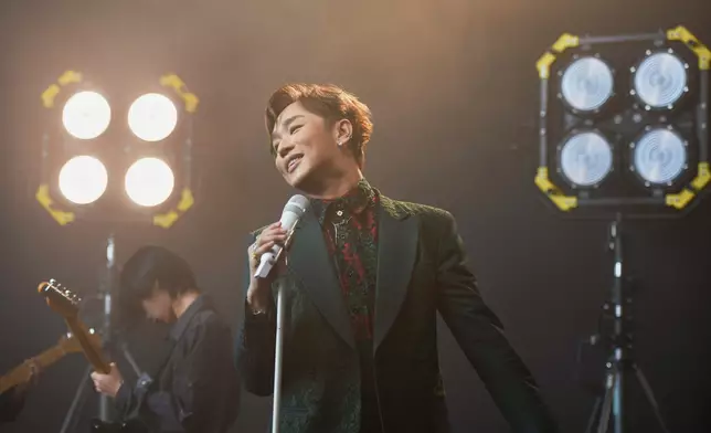 新歌以鄭浚仁參賽到現在的心路歷程為主幹。