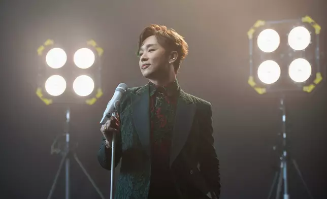 王鄭浚仁以新人身份正式加入樂壇。