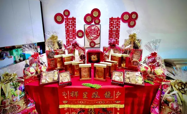 見現場擺滿鮑參翅肚、大大盒心型花膠扒、重磅金器及耀眼鑽飾等非常吸睛！