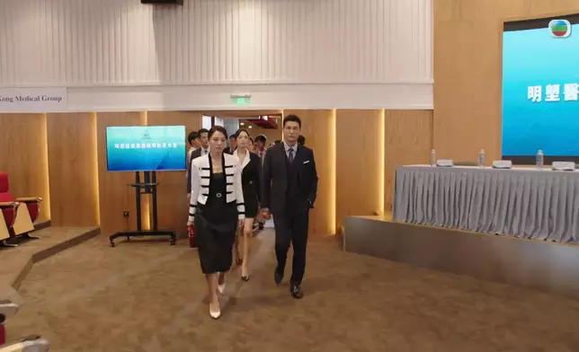 方欣和德橋召開臨時股東大會，密謀踢走王家人後就可以全權控制明塱。