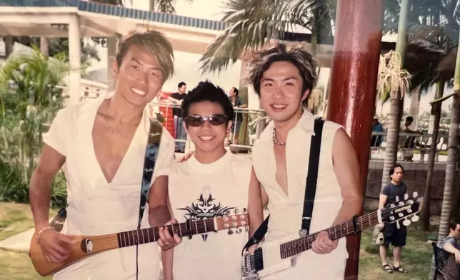 李國煒13歲時與張崇基(左)、張崇德(右)合照。 (圖片由李有毅提供).