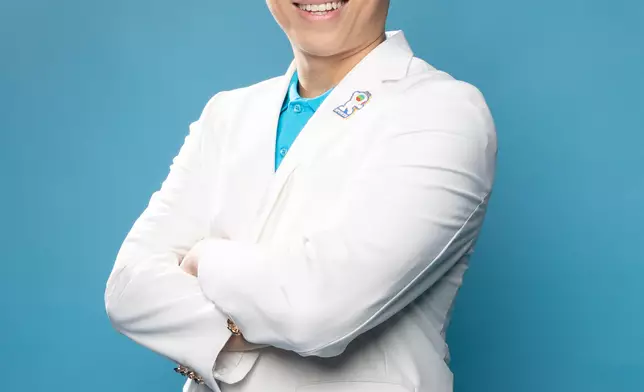 外景主持何振然