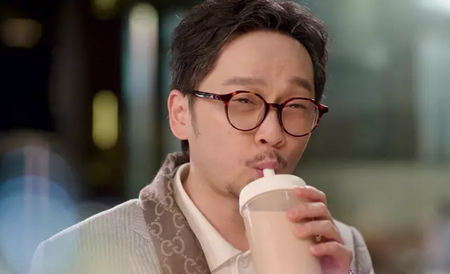 鄧智堅飾飛爺，見到珍珠奶茶，係咪回憶返晒嚟。