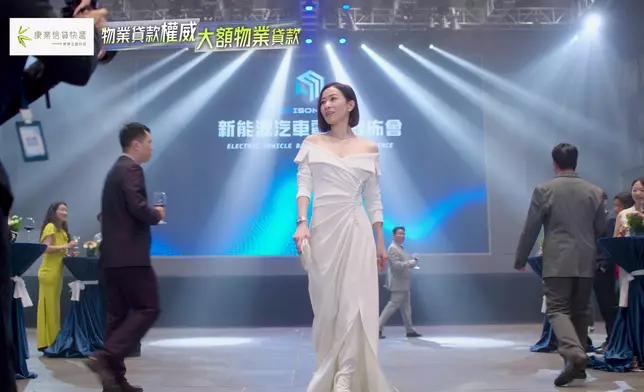 預告片入面，阿佘造型嘅色Tone以黑白為主。