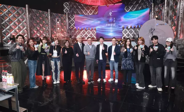 電視廣播有限公司行政主席許濤JP率領一眾高層專誠前往探班、為8強學員打氣（左起）：馮熙夑Ryan、周智敏Emily、甄敏芳Jenny、穎喬 Ziva、電視廣播有限公司助理總經理 (企業傳訊)黃德慧、總經理 (商務營運)蕭世和、行政主席許濤JP、財務總裁李福來、TVB MUSIC GROUP LIMITED行政總裁張仲恒、蕭凱恩Michelle、林潔心Bibi、胡子貝Matt、柯雨霏Ophelia