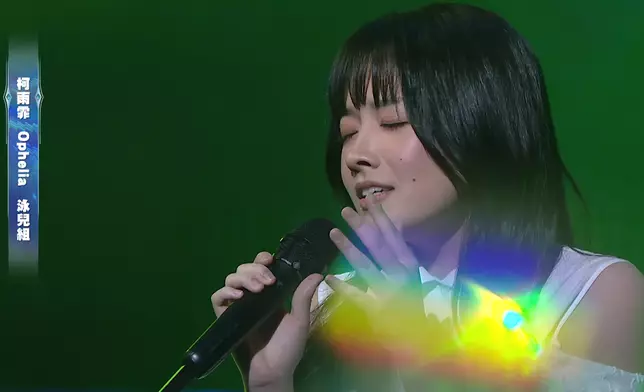 Ophelia以暗黑造型—中式透視＋狂野黑色鐵鏈＋紅色指甲油演唱《沙門》