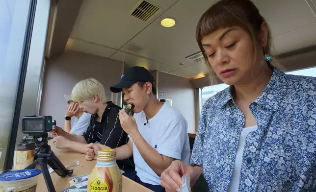 行仔與嘉姐把握半小時停站時間買早餐。