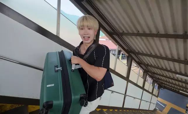 羊羊「苦力擔當」替眾人抬行李。