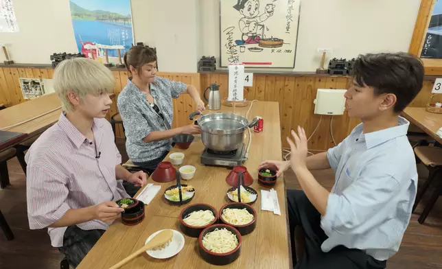 三人品嚐自已一手一腳製成的烏冬。