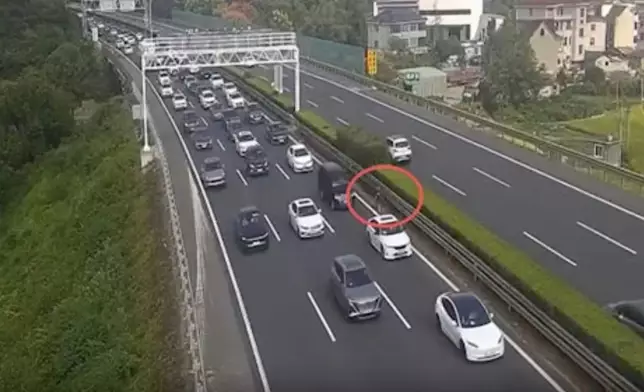 男童高速路邊小便後無法尋回母親車輛，竟於高速上奔跑尋找。影片截圖
