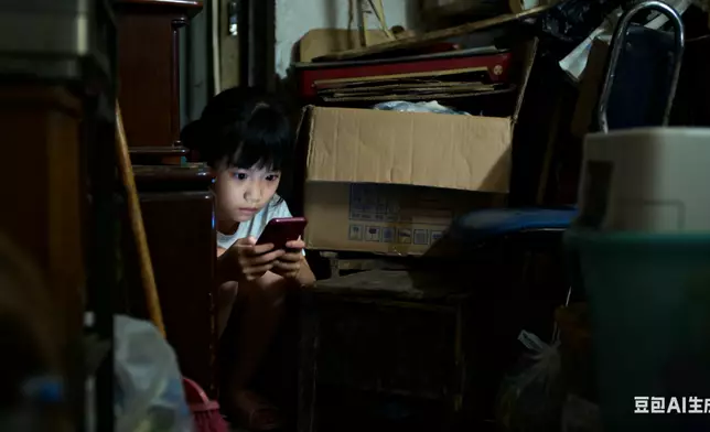 女童為玩手機「離家出走」，藏在祖母家雜物房打機7日。AI生成圖片