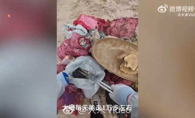 105KG肥男海邊撿垃圾1個月減重4.5KG。影片截圖