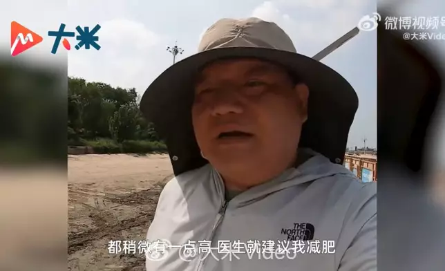 105KG肥男海邊撿垃圾1個月減重4.5KG。影片截圖