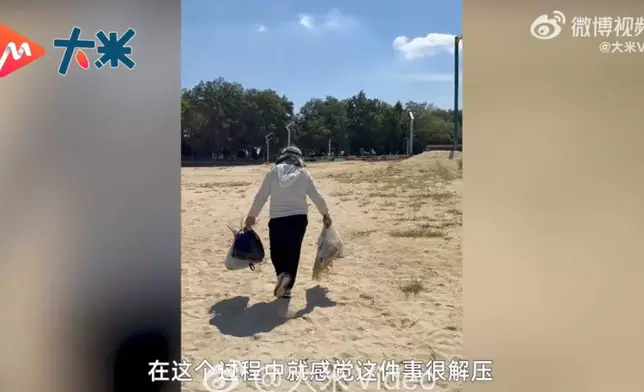 105KG肥男海邊撿垃圾1個月減重4.5KG。影片截圖