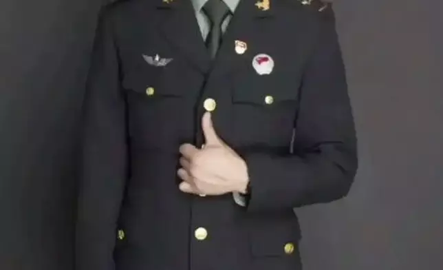 退伍軍人行山目睹男童滑落石坡衝向數十米深懸崖果斷飛撲上前相救。網上圖片