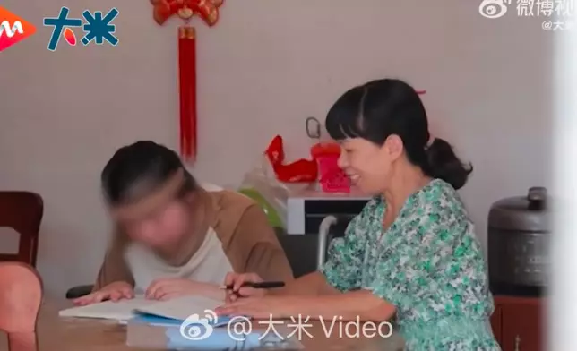 女教師堅守特教崗位33年助逾20名殘障學生走進大學。影片截圖