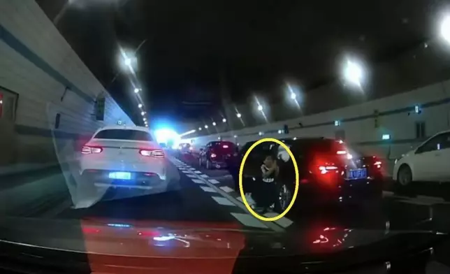 媽媽車禍昏迷，男童跪地急攔車求助。影片截圖