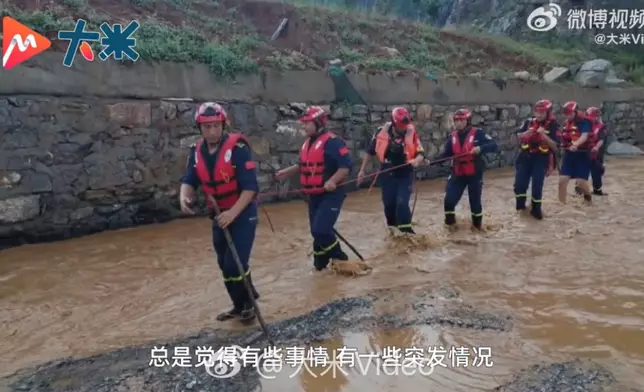 男子半年走遍逾十個街頭堅持頭跪地兩小時免費普及急救知識，影片截圖