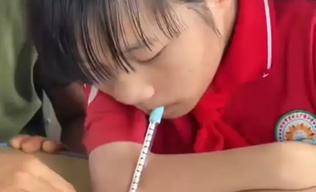 女童患先天四肢畸形仍堅毅求學，咬筆練字5年寫出工整字跡。影片截圖