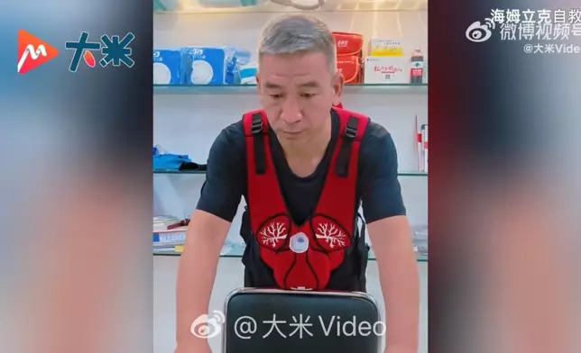 男子半年走遍逾十個街頭堅持頭跪地兩小時免費普及急救知識，影片截圖