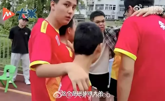 大四生組「特殊」足球隊義務教12名孤獨症孩子踢足球。影片截圖