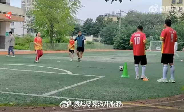 大四生組「特殊」足球隊義務教12名孤獨症孩子踢足球。影片截圖