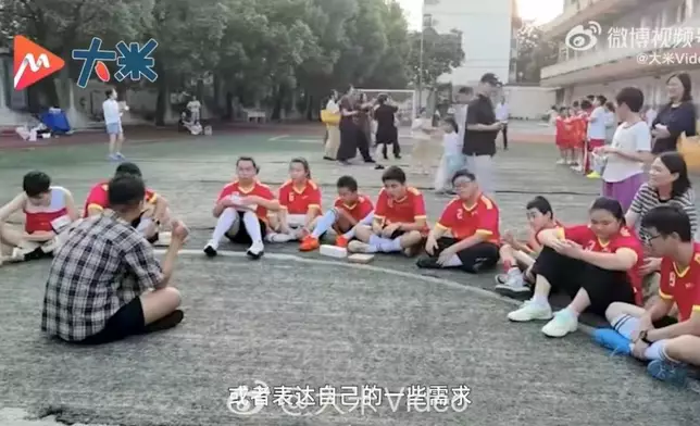 大四生組「特殊」足球隊義務教12名孤獨症孩子踢足球。影片截圖