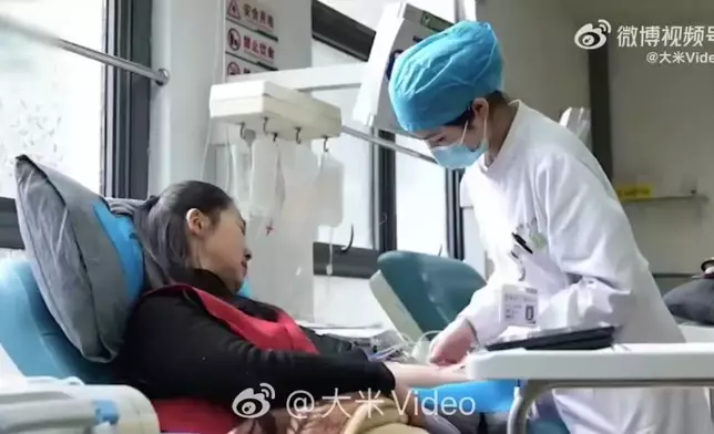 婦人12年堅持獻血累計達75次。影片截圖