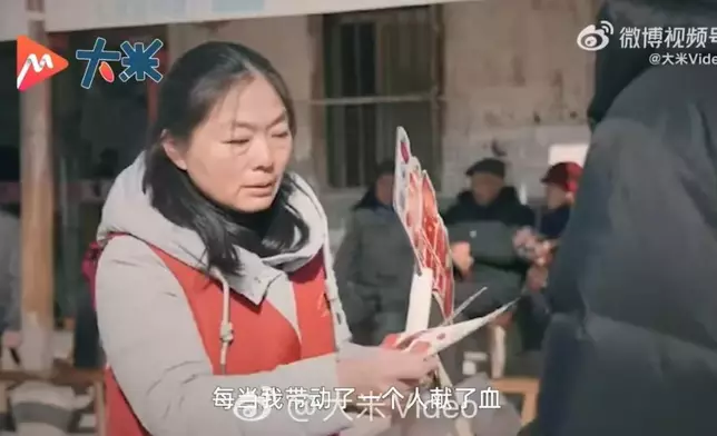 婦人12年堅持獻血累計達75次。影片截圖