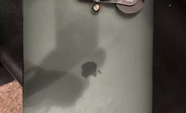 男子在巴西出差遭蒙面匪徒開槍射擊，幸獲背包手提電腦擋子彈保命。網上圖片