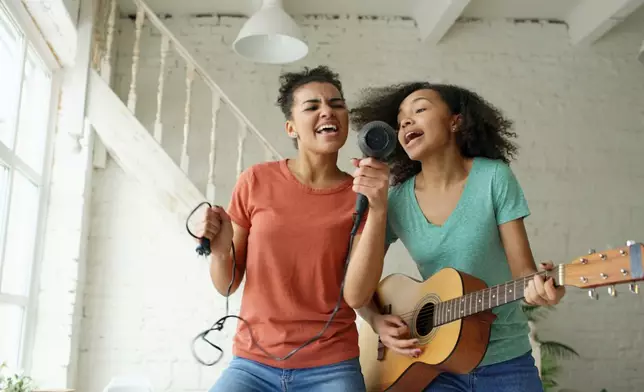 專家指唱歌可強健心肺助消化兼改善認知情緒。資料圖片