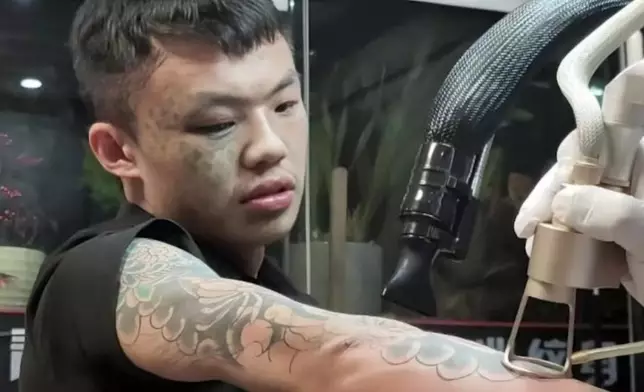 男子因臉部刺青無法補領遺失身分證，現歷經3次清洗後褪去大部分圖案。影片截圖