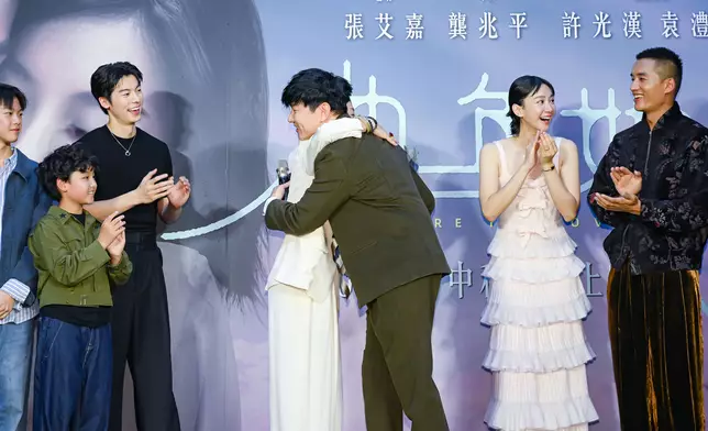 演唱電影主題曲《瞬間的瞬間》的主場林俊傑驚喜現身！