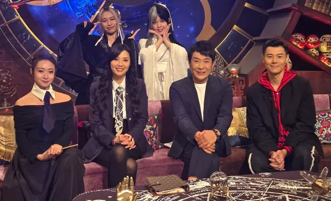 昨晚嘉賓請來塔羅師傅羅泳嫻（裸泳）。