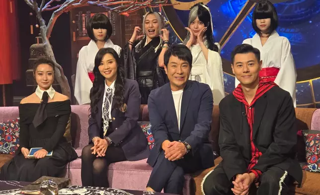 昨晚嘉賓請來塔羅師傅羅泳嫻（裸泳）。