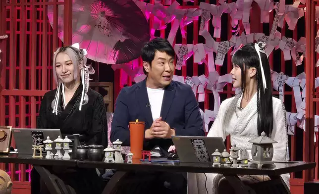 思浩跟黑白無常在網上加長版「村長點算」解答問題。