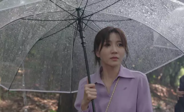 吳若希、劉佩玥和女兒樂珈嘉來到滂沱大雨的墜機現場。