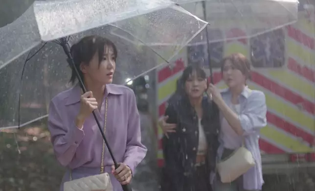 吳若希、劉佩玥和女兒樂珈嘉來到滂沱大雨的墜機現場。