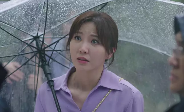 吳若希、劉佩玥和女兒樂珈嘉來到滂沱大雨的墜機現場。