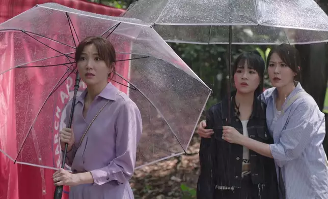 當救援隊發現第一具遺體，吳若希先是投出徬徨害怕表情並望向阿Moon、之後更像小女孩般搖頭。