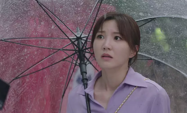 當救援隊發現第一具遺體，吳若希先是投出徬徨害怕表情並望向阿Moon、之後更像小女孩般搖頭。