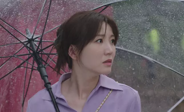 當救援隊發現第一具遺體，吳若希先是投出徬徨害怕表情並望向阿Moon、之後更像小女孩般搖頭。