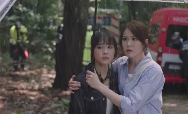 當救援隊發現第一具遺體，吳若希先是投出徬徨害怕表情並望向阿Moon、之後更像小女孩般搖頭。