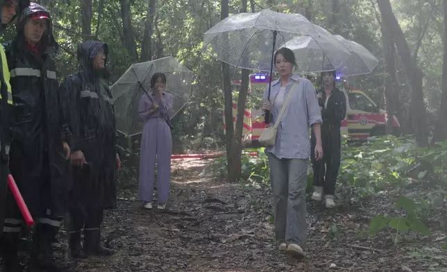 阿Moon顫抖的手拉開屍袋拉鏈，發現兒子不幸遇難。