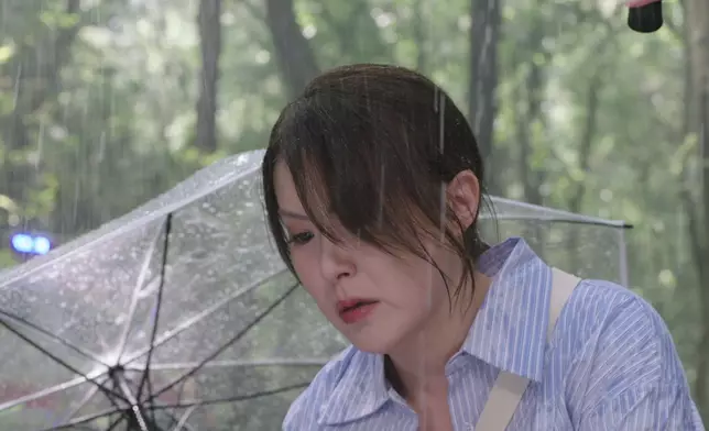 阿Moon顫抖的手拉開屍袋拉鏈，發現兒子不幸遇難。