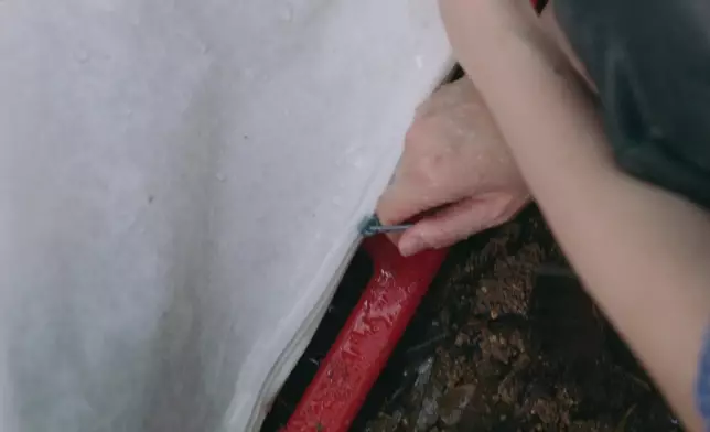 阿Moon顫抖的手拉開屍袋拉鏈，發現兒子不幸遇難。