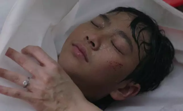 阿Moon顫抖的手拉開屍袋拉鏈，發現兒子不幸遇難。