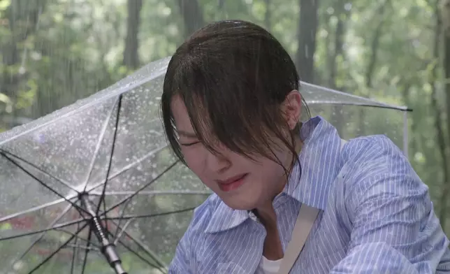 當阿Moon發現屍體原來是自己的兒子，她馬上由強裝冷靜變成徹底崩潰、一張面更是哭至五官完全扭曲、眼淚鼻涕橫飛兼整個人跌坐地上，攬住阿女一齊喊。