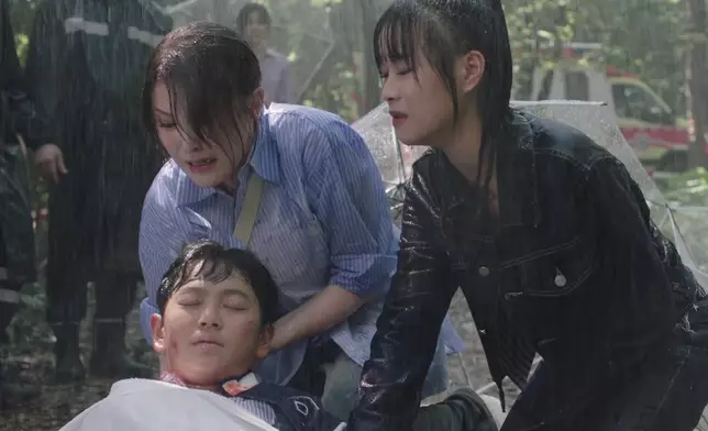 當阿Moon發現屍體原來是自己的兒子，她馬上由強裝冷靜變成徹底崩潰、一張面更是哭至五官完全扭曲、眼淚鼻涕橫飛兼整個人跌坐地上，攬住阿女一齊喊。